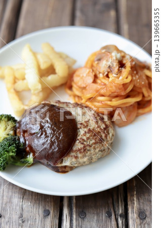 デミグラスソースのハンバーグとポテトとナポリタンのおかずプレート デミグラスソースのハンバーグとポテトとナポリタンのおかずプレート 139665355