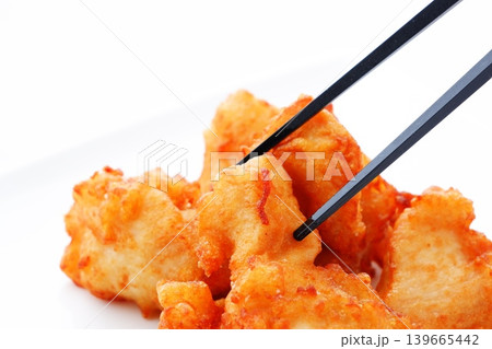 若鶏の唐揚げ - 揚げたてで美味しそうな、鶏の唐揚げ 若鶏の唐揚げ - 揚げたてで美味しそうな、鶏の唐揚げ 139665442