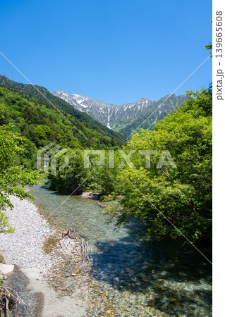 Azusa River and mountain view along Kamikochi trail, Japan 139665608