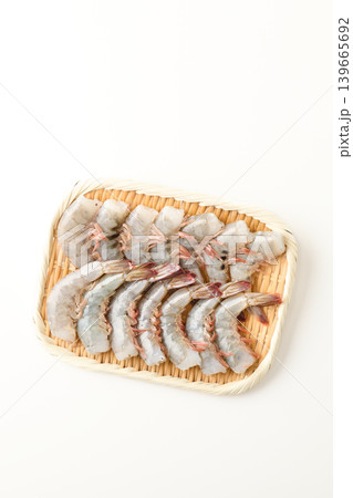 ざるに並べたバナメイエビ ざるに並べたバナメイエビ 139665692
