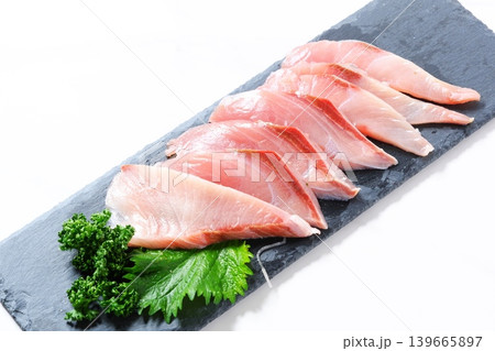 ブリの刺身 - よく脂がのっておいしそうな、天然ブリのお刺身 ブリの刺身 - よく脂がのっておいしそうな、天然ブリのお刺身 139665897