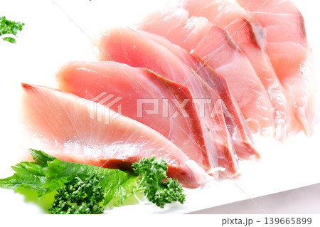 ブリの刺身 - よく脂がのっておいしそうな、天然ブリのお刺身 ブリの刺身 - よく脂がのっておいしそうな、天然ブリのお刺身 139665899