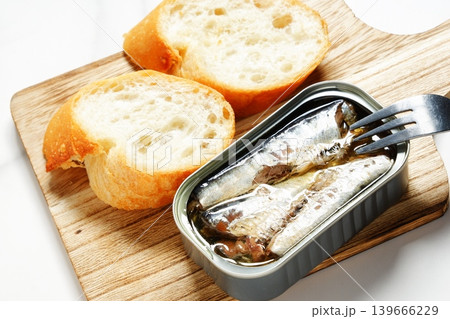 オイルサーディンとバゲット - イワシをオリーブオイルに漬けたオイルサーディンと、焼きたてのバゲット オイルサーディンとバゲット - イワシをオリーブオイルに漬けたオイルサーディンと、焼きたてのバゲット 139666229