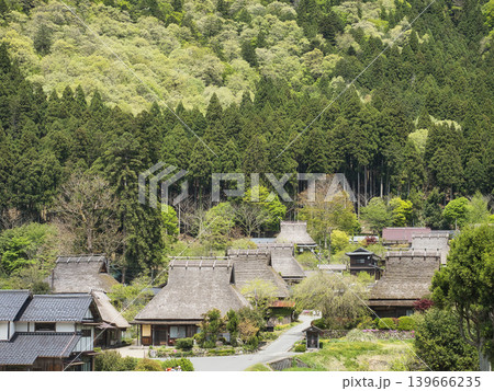 京都府美山かやぶきの里　高台から見た春のかやぶき集落と新緑 139666235