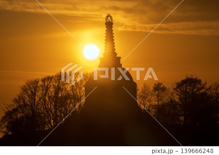 仏舎利塔(ぶっしゃりとう)と夕日 仏舎利塔(ぶっしゃりとう)と夕日 139666248