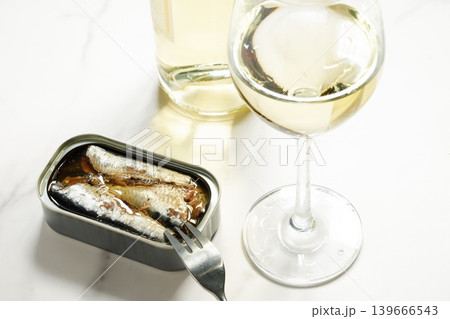 オイルサーディンの缶詰と白ワインのグラス 139666543