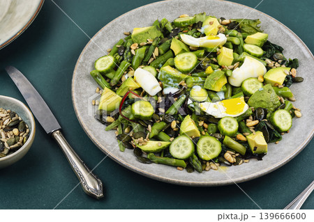 Healthy green vegetable salad with avocado and asparagus 139666600