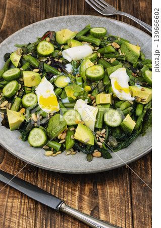 Nutritious green salad with spinach, cucumber and avocado Nutritious green salad with spinach, cucumber and avocado 139666602