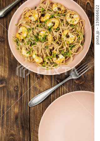 Homemade shrimp pasta with creamy sauce and herbs 139666622