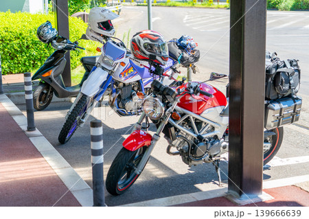 駐輪場に並ぶネイキッドとオフロードバイクとスクーター※作品コメント欄に撮影位置 駐輪場に並ぶネイキッドとオフロードバイクとスクーター※作品コメント欄に撮影位置 139666639