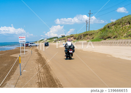千里浜なぎさドライブウェイを走るバイクのライダー※作品コメント欄に撮影位置 139666655