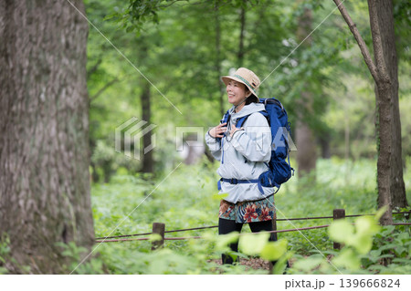 新緑の森でハイキングや登山を楽しむ景色を眺める歩く女性の健康的なアウトドアのライフスタイル 新緑の森でハイキングや登山を楽しむ景色を眺める歩く女性の健康的なアウトドアのライフスタイル 139666824