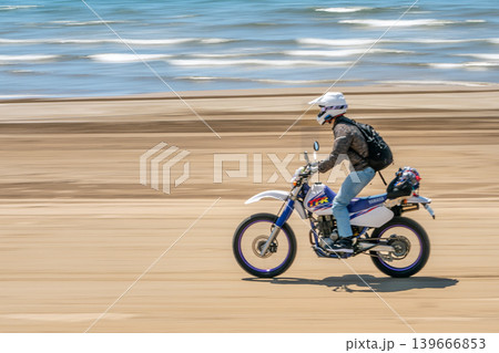 千里浜なぎさドライブウェイを走るオフロードバイクの流し撮り※作品コメント欄に撮影位置 千里浜なぎさドライブウェイを走るオフロードバイクの流し撮り※作品コメント欄に撮影位置 139666853