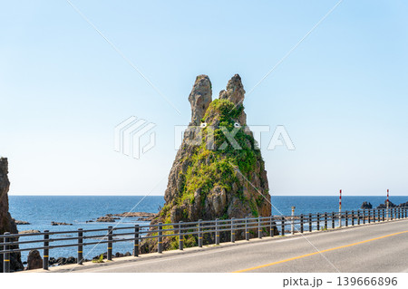 石川県輪島市の観光名所 能登半島のトトロ岩（権現岩）と看板の風景※作品コメント欄に撮影位置 139666896