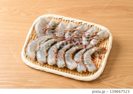 ざるに並べたバナメイエビ ざるに並べたバナメイエビ 139667523