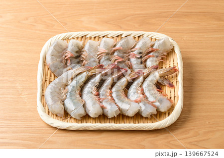 ざるに並べたバナメイエビ ざるに並べたバナメイエビ 139667524
