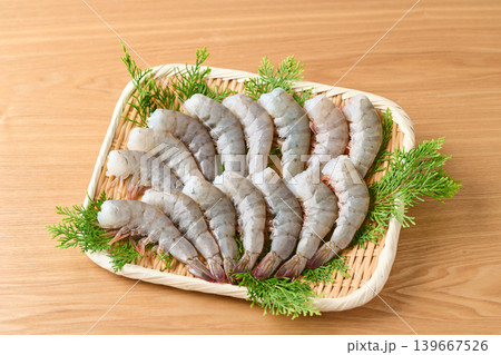ざるに並べたバナメイエビ ざるに並べたバナメイエビ 139667526