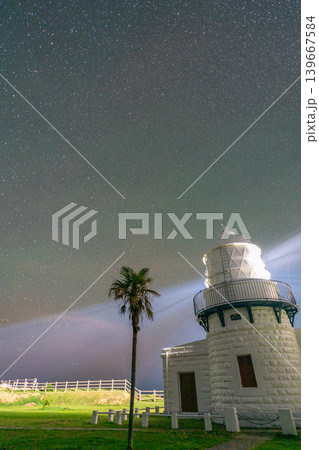 白亜の灯台を照らす満天の星と天の川 禄剛埼灯台の夜景※作品コメント欄に撮影位置 139667584