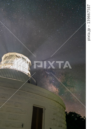 白亜の灯台を照らす満天の星と天の川 禄剛埼灯台の夜景※作品コメント欄に撮影位置 白亜の灯台を照らす満天の星と天の川 禄剛埼灯台の夜景※作品コメント欄に撮影位置 139667587