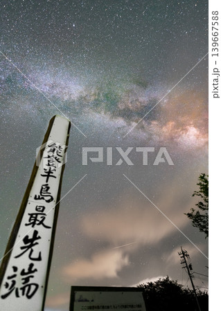 白亜の灯台を照らす満天の星と天の川 禄剛埼灯台の夜景※作品コメント欄に撮影位置 139667588