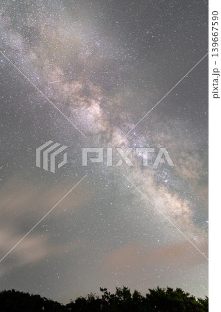 白亜の灯台を照らす満天の星と天の川 禄剛埼灯台の夜景※作品コメント欄に撮影位置 白亜の灯台を照らす満天の星と天の川 禄剛埼灯台の夜景※作品コメント欄に撮影位置 139667590