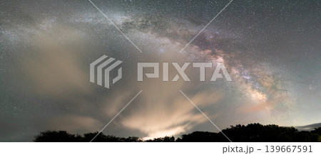 白亜の灯台を照らす満天の星と天の川 禄剛埼灯台の夜景※作品コメント欄に撮影位置 白亜の灯台を照らす満天の星と天の川 禄剛埼灯台の夜景※作品コメント欄に撮影位置 139667591