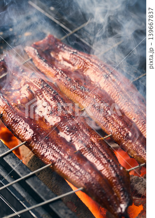 鰻の蒲焼を炭火で焼く 鰻の蒲焼を炭火で焼く 139667837