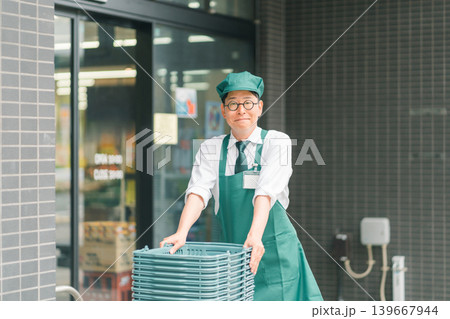 supermarket 139667944