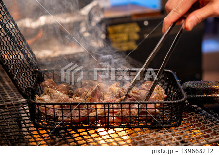 もも肉籠炙り 炭火で香ばしく焼き上げた鶏肉料理 もも肉籠炙り 炭火で香ばしく焼き上げた鶏肉料理 139668212