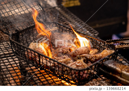 もも肉籠炙り 炭火で香ばしく焼き上げた鶏肉料理 139668214