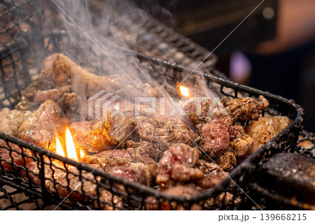 もも肉籠炙り 炭火で香ばしく焼き上げた鶏肉料理 もも肉籠炙り 炭火で香ばしく焼き上げた鶏肉料理 139668215