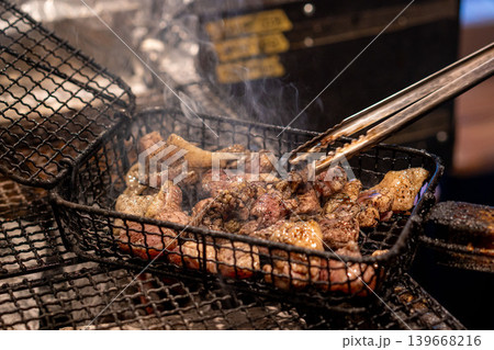 もも肉籠炙り 炭火で香ばしく焼き上げた鶏肉料理 もも肉籠炙り 炭火で香ばしく焼き上げた鶏肉料理 139668216