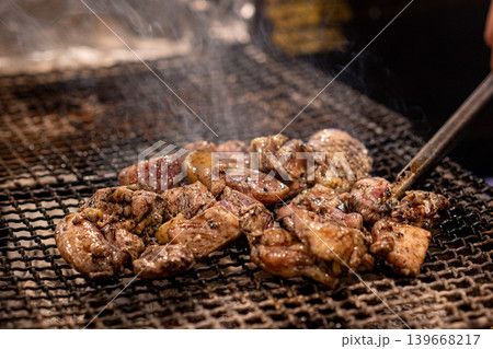 もも肉籠炙り 炭火で香ばしく焼き上げた鶏肉料理 もも肉籠炙り 炭火で香ばしく焼き上げた鶏肉料理 139668217
