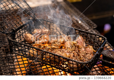 もも肉籠炙り 炭火で香ばしく焼き上げた鶏肉料理 139668220