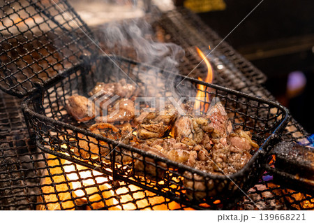 もも肉籠炙り 炭火で香ばしく焼き上げた鶏肉料理 139668221