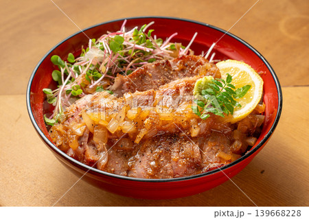 和牛ステーキ丼 柔らかい和牛を贅沢に盛り付けた肉丼 和牛ステーキ丼 柔らかい和牛を贅沢に盛り付けた肉丼 139668228