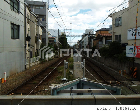 住宅街を走るまっすぐな線路 139668316