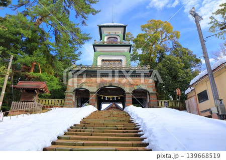 【石川県】白銀の尾山神社の神門 【石川県】白銀の尾山神社の神門 139668519