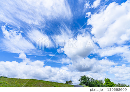 春の青空と雲と草原 春の青空と雲と草原 139668609
