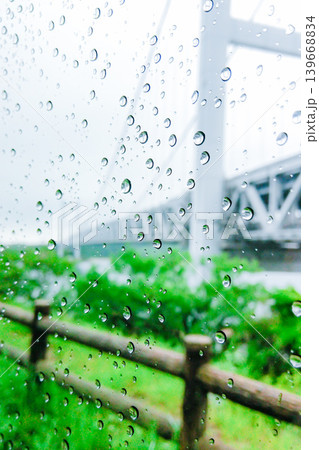 水滴がついた窓越しに見る雨の日の瀬戸大橋 139668834