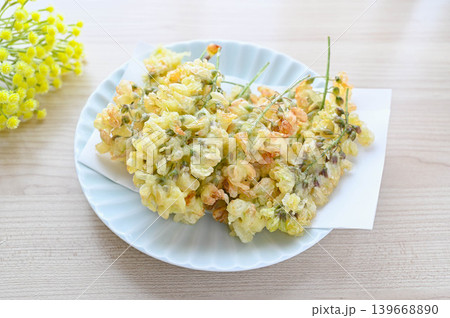 ニセアカシアの花の天ぷら　初夏の旬の味覚 139668890