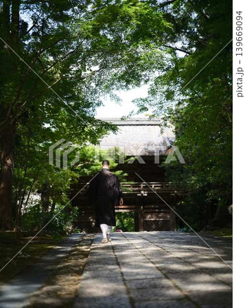 竹林寺で歩くお坊さん 竹林寺で歩くお坊さん 139669094