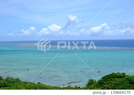 石垣島玉取展望台からのサンゴの海 石垣島玉取展望台からのサンゴの海 139669170