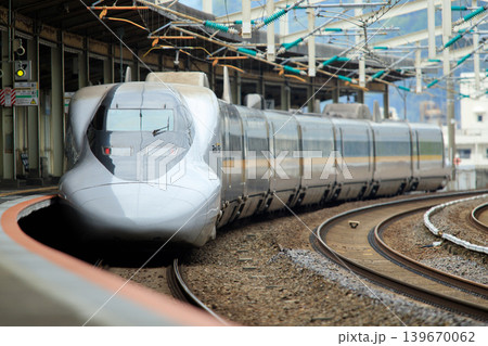 徳山駅を出発する700系「レールスター」(JR西日本) 徳山駅を出発する700系「レールスター」(JR西日本) 139670062