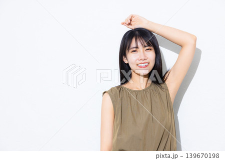 振り向く女性 振り向く女性 139670198