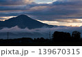 朝もやを纏う伊吹山の朝焼け 139670315