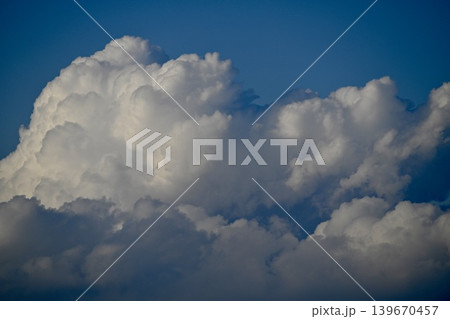 青空と白い雲 139670457