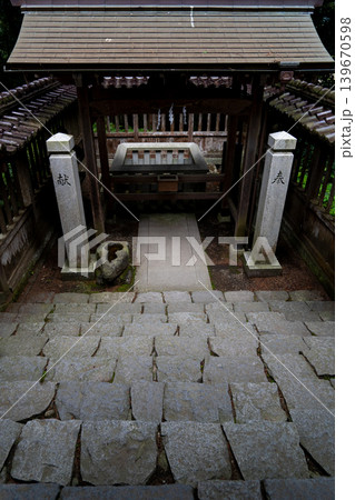 兵庫県宍粟市・伊和神社の石段から見下ろす鶴岩の拝所 兵庫県宍粟市・伊和神社の石段から見下ろす鶴岩の拝所 139670598