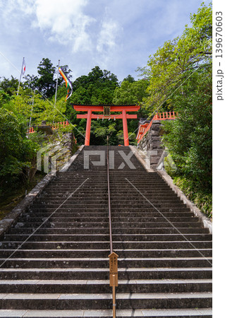 和歌山県那智勝浦町・熊野那智大社の朱色の鳥居と長い石段 139670603