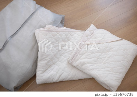 収納袋(収納ケース)に入った布団 収納袋(収納ケース)に入った布団 139670739